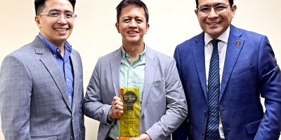 Influential Brands® CEO Jorge Rodriguez (right) presents the Influential Brands® trophy to Mang Inasal President Mike V. Castro (center) and Mang Inasal Vice President for Marketing Mari P. Aldecoa