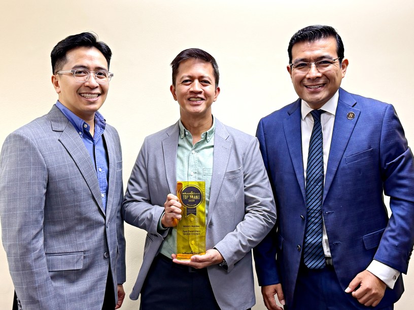 Influential Brands® CEO Jorge Rodriguez (right) presents the Influential Brands® trophy to Mang Inasal President Mike V. Castro (center) and Mang Inasal Vice President for Marketing Mari P. Aldecoa